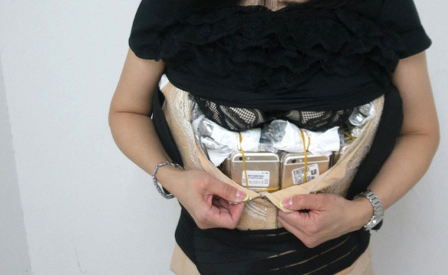 Vücuduna sardığı 102 iPhone ile yakalandı!