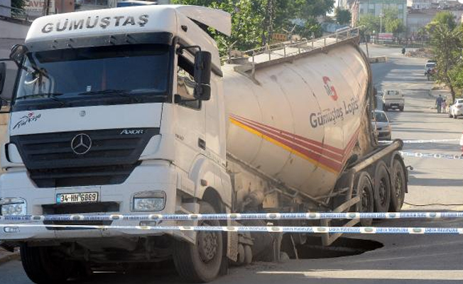 Beton kamyonu çöken yolun içine düştü!