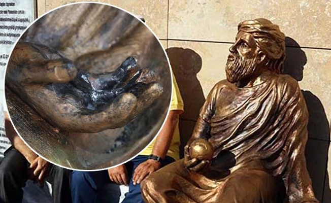 Heykelin elindeki dünyayı çaldılar!