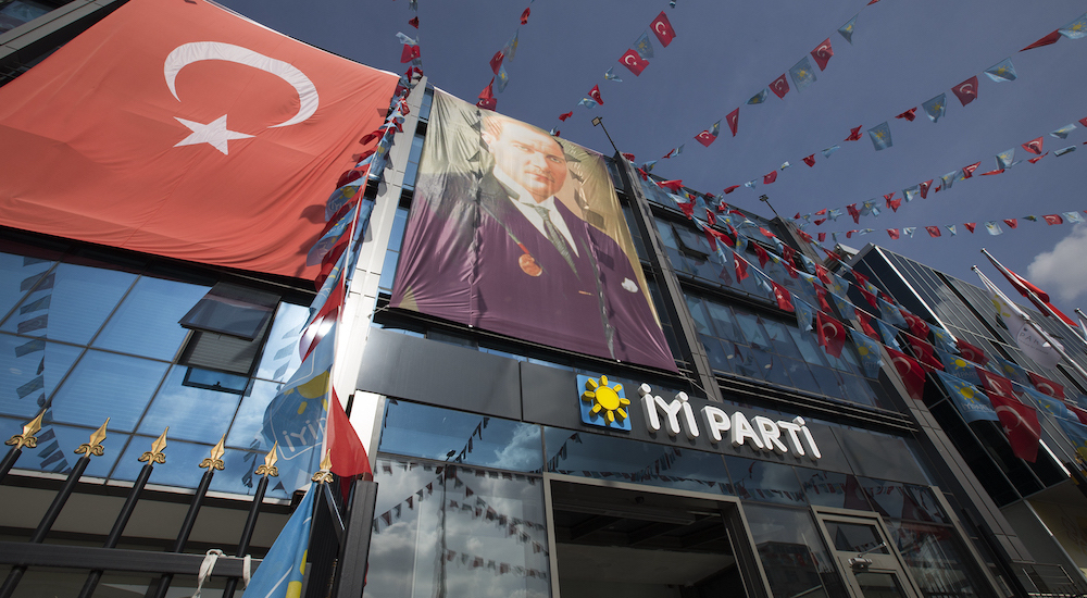 İYİ Parti'de yaprak dökümü devam ediyor!