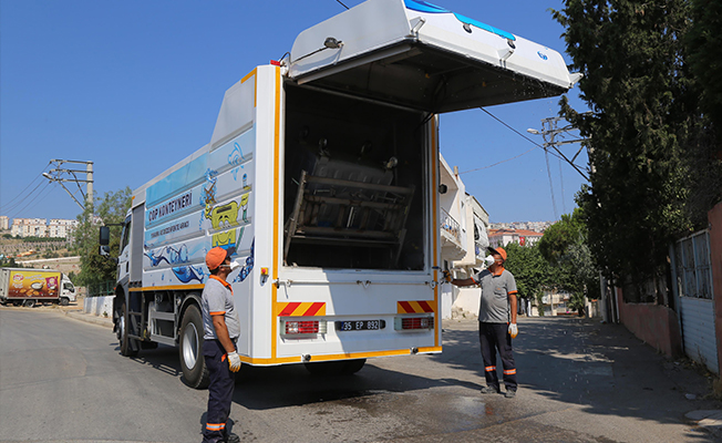 Karabağlar'da çöp konteynırları yerinde yıkanıyor 