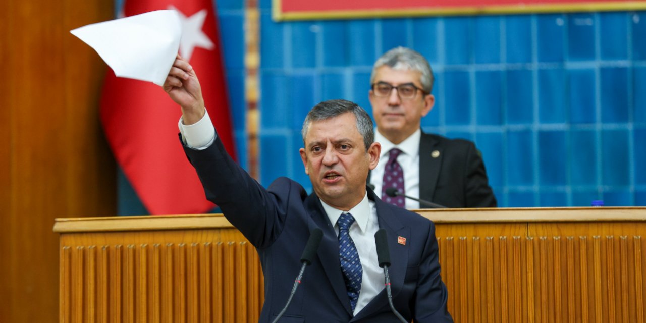 Özgür Özel, MHP'nin '15 Temmuz'da yaptığı açıklamayı kürsüden yırtıp fırlattı! Devlet Bahçeli'ye 'koltuk değneği' dedi