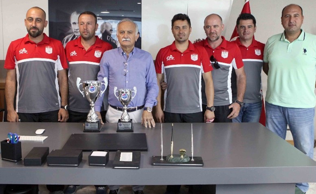 Bayraklı sporda başarıya doymuyor