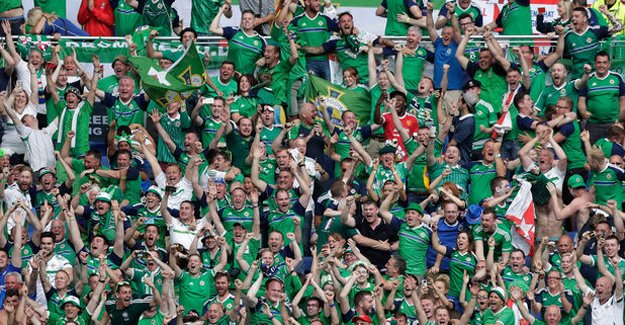EURO 2016'da bir taraftar stadın üst bölümünden aşağı düşerek öldü