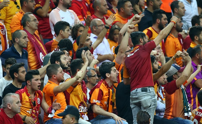 Galatasaray taraftarı sakinleşmiyor! Florya'dalar!