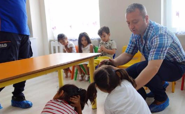 Miniklere depremde korunma eğitimi