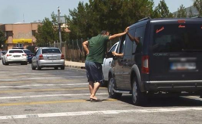 Gişelerin önünde ceza yememek için böyle beklediler