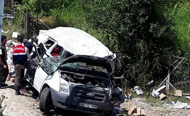 Minibüs takla attı: Ölü ve yaralı var!