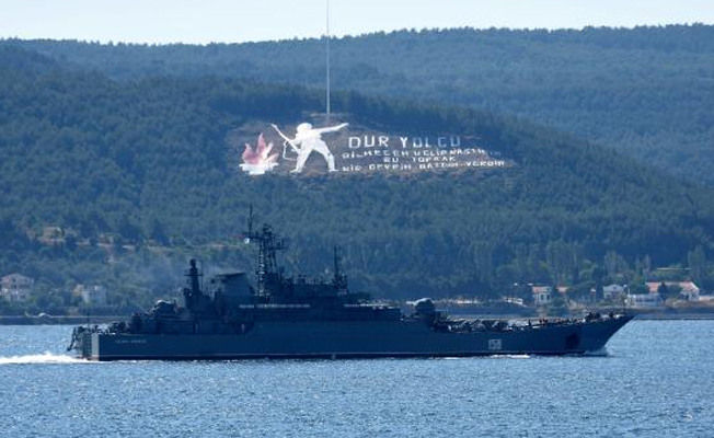 Çanakkale Boğazı'ndan geçen Rus savaş gemisi...