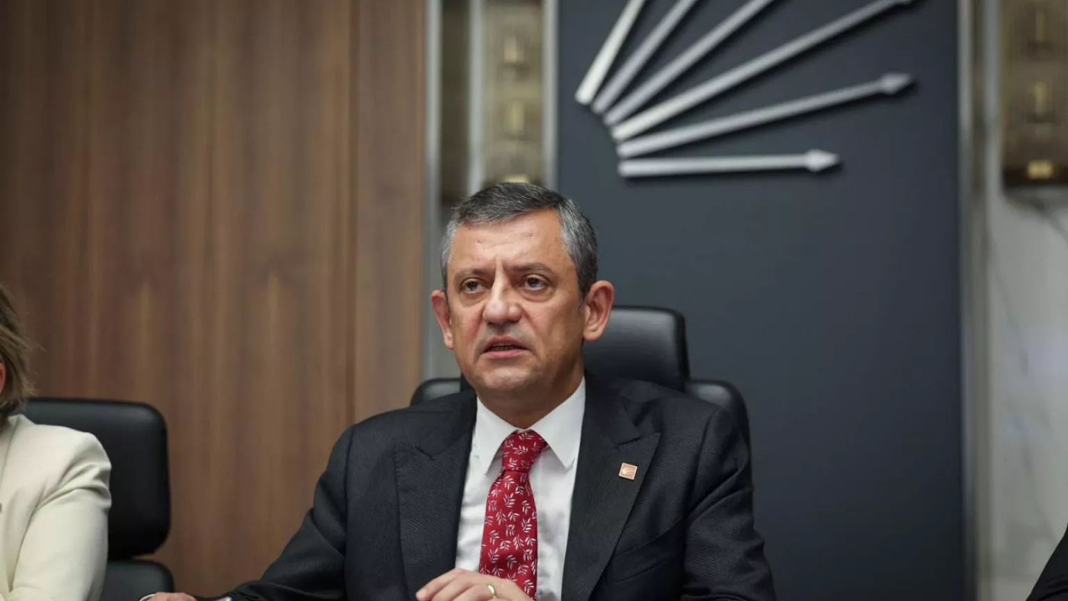 Özel'den, 'İBB'ye kayyum' sorusuna tepki: Kalkışanı perişan ederiz