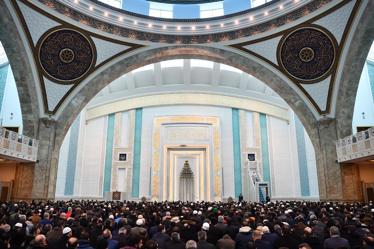 Diyanet Cuma Hutbesi'nde flört etmeyi 'büyük günah' ilan etti