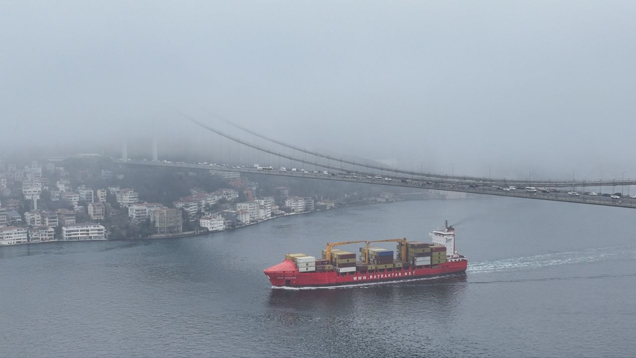 İstanbul Boğazı'nda trafik askıya alındı