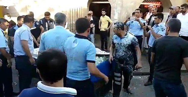 Zabıtanın tezgahına el koyduğu seyyar satıcı ortalığı birbirine kattı