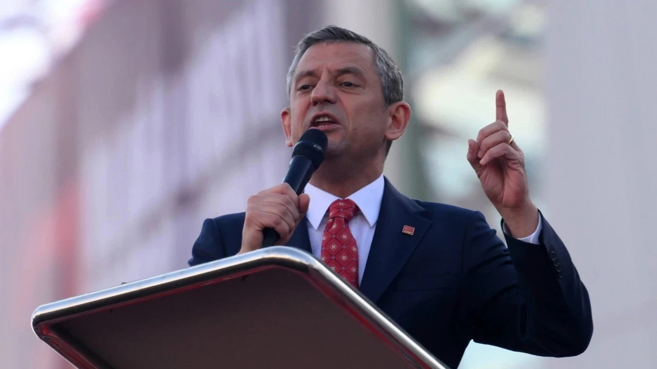 CHP lideri Özgür Özel'den, Van'da kayyum valiye tepki: Valiliğini bil, otur oturduğun yerde!