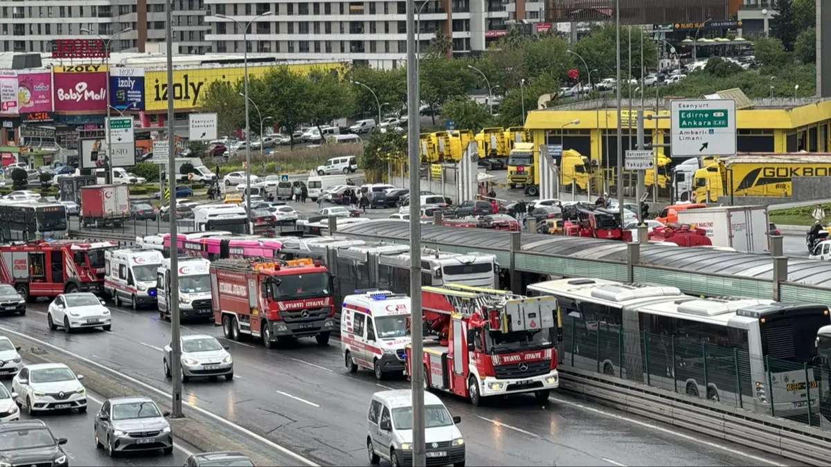 Beylikdüzü'nde iki metrobüs çarpıştı! Ölü ve yaralılar var