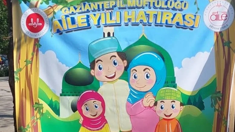 Kız çocuğuna başörtü, erkek çocuğuna takkeli afiş tepki çekti