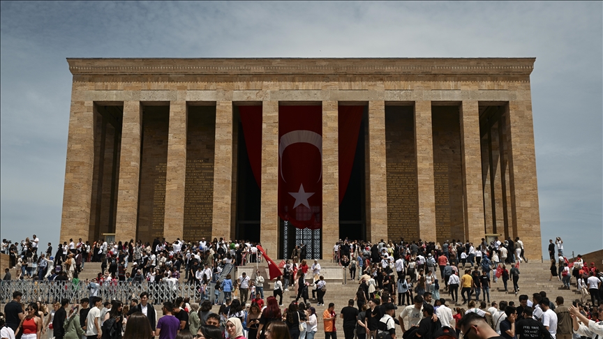 81 ilden Anıtkabir'e akın! 19 Mayıs Atatürk’ü Anma, Gençlik ve Spor Bayramı coşkuyla kutlanıyor