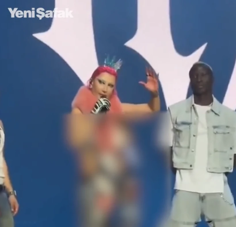 Yeni Şafak Gazetesi Hande Yener'i sansürledi