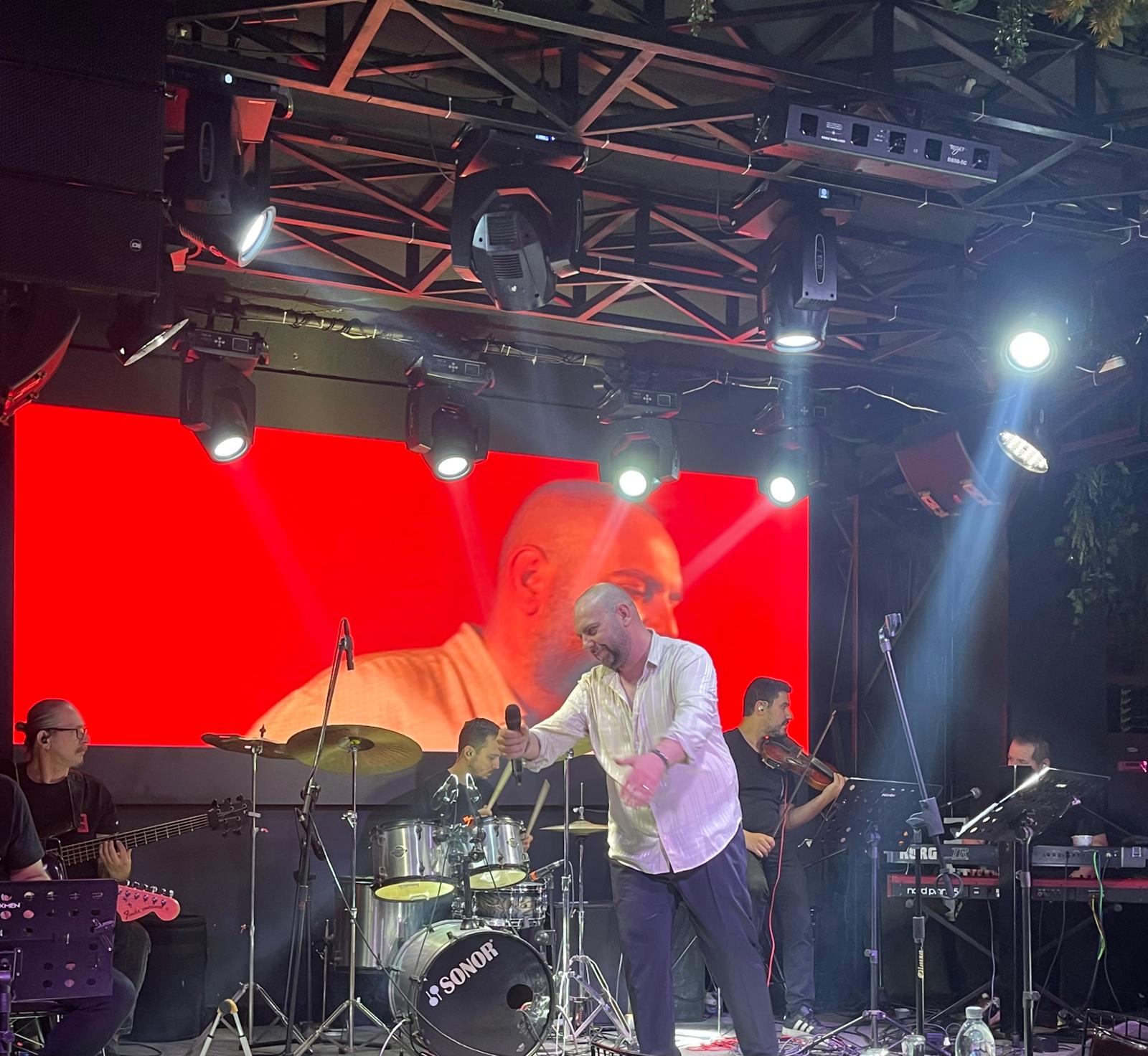 Yalçın Demir’den Bursa’da Unutulmaz Gece: ‘Gitmiyorum’ İlk Kez Hayranlarıyla Buluştu