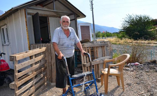 Barakada yaşam mücadelesi veriyor