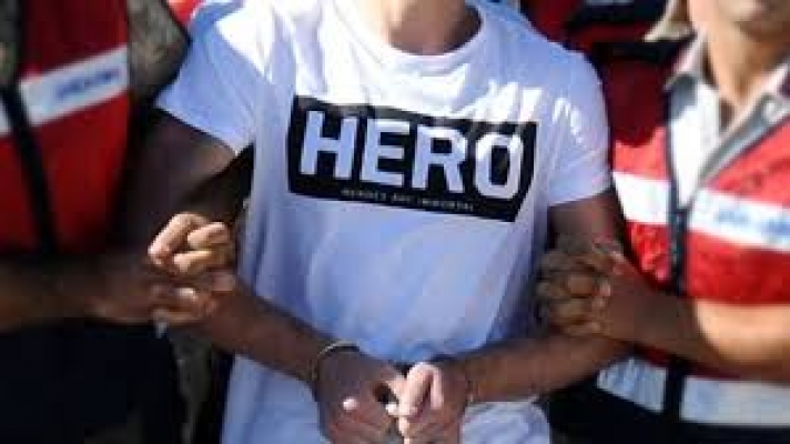 'Hero' tişörtlü hukuk öğrencisi gözaltına alındı, açıklaması şok etti!