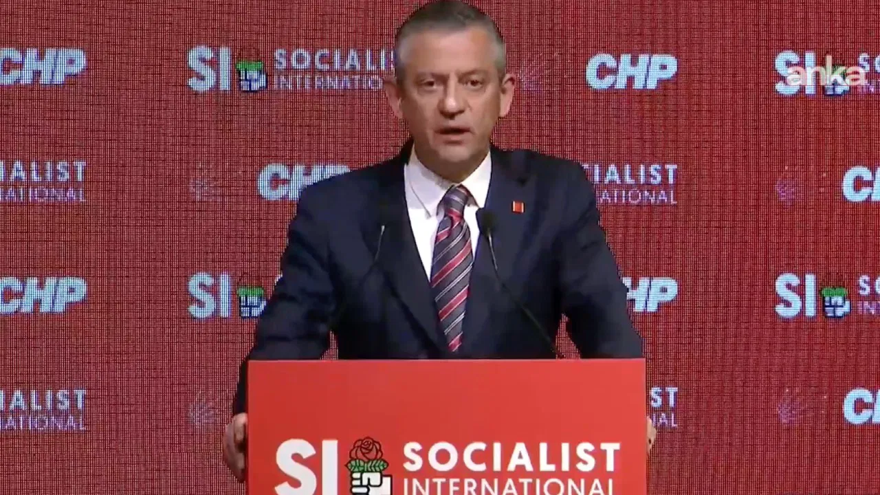 CHP lideri Özel, Sosyalist Enternasyonal'de konuştu: Erdoğan'a yakasına takılacak bir nazar boncuğu kalmadı
