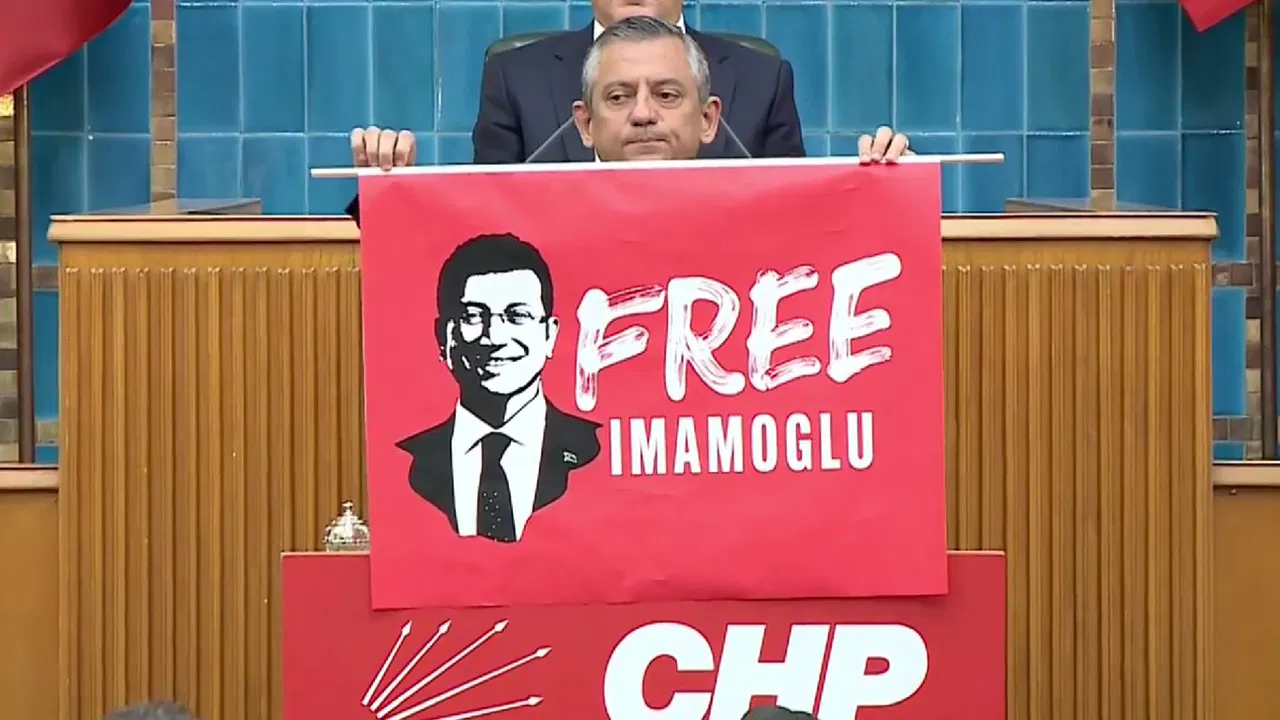 'Ben ona ahtapotu göstereceğim' demişti! Özgür Özel, kürsüden böyle meydan okudu 'Hadi gel indir'