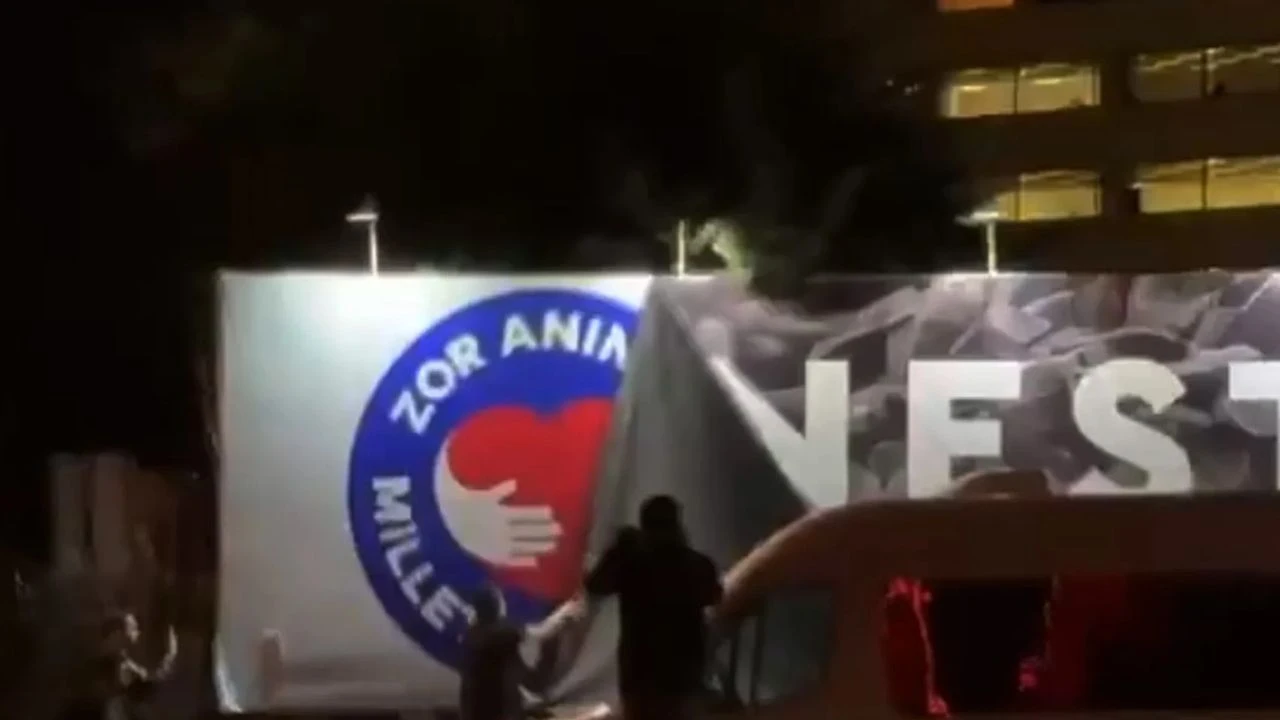 İstanbul'da gece operasyonu: Ekrem İmamoğlu afişleri söküldü