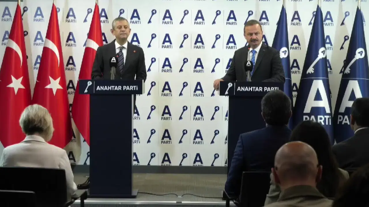 CHP Genel Başkanı Özgür Özel, Yavuz Ağıralioğlu'nu ziyaret etti