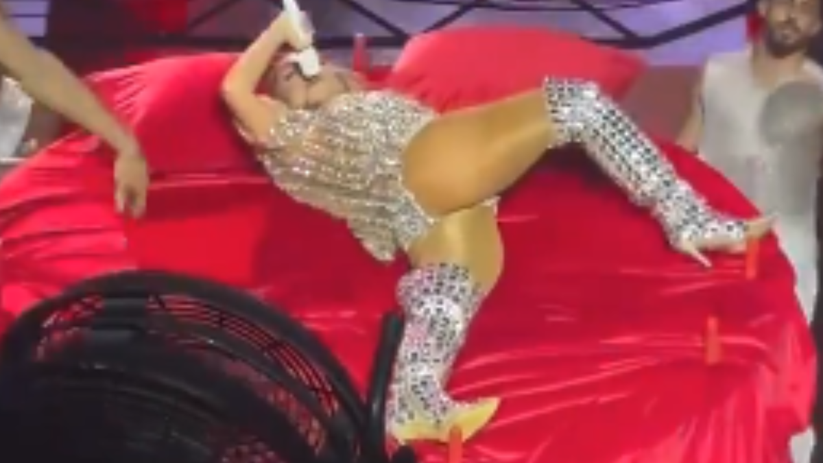 Hadise'den iddialı yatak performansı: Duş alıp dans etti
