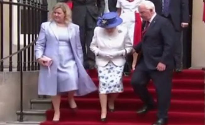 Kraliçe 2'inci Elizabeth'e 'yasak' dokunuş!