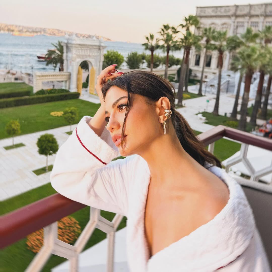 Demet Özdemir'den beyaz iç çamaşırlı üstsüz poz!