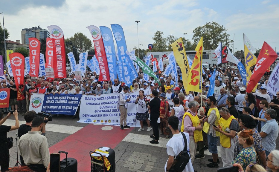 KESK üyeleri, 8’inci Dönem Toplu Sözleşme görüşmelerinde uzlaşma sağlanamaması üzerine 1 günlüğüne iş bıraktı...