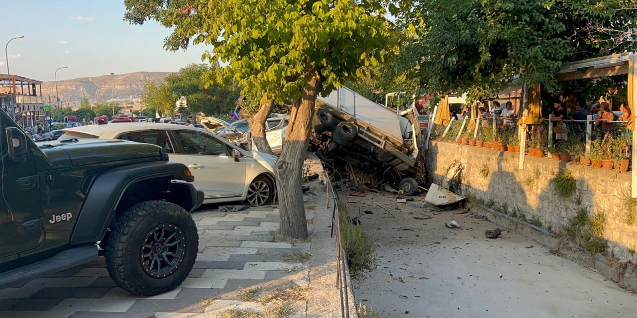Freni boşaldı; 10 arabaya çarptı