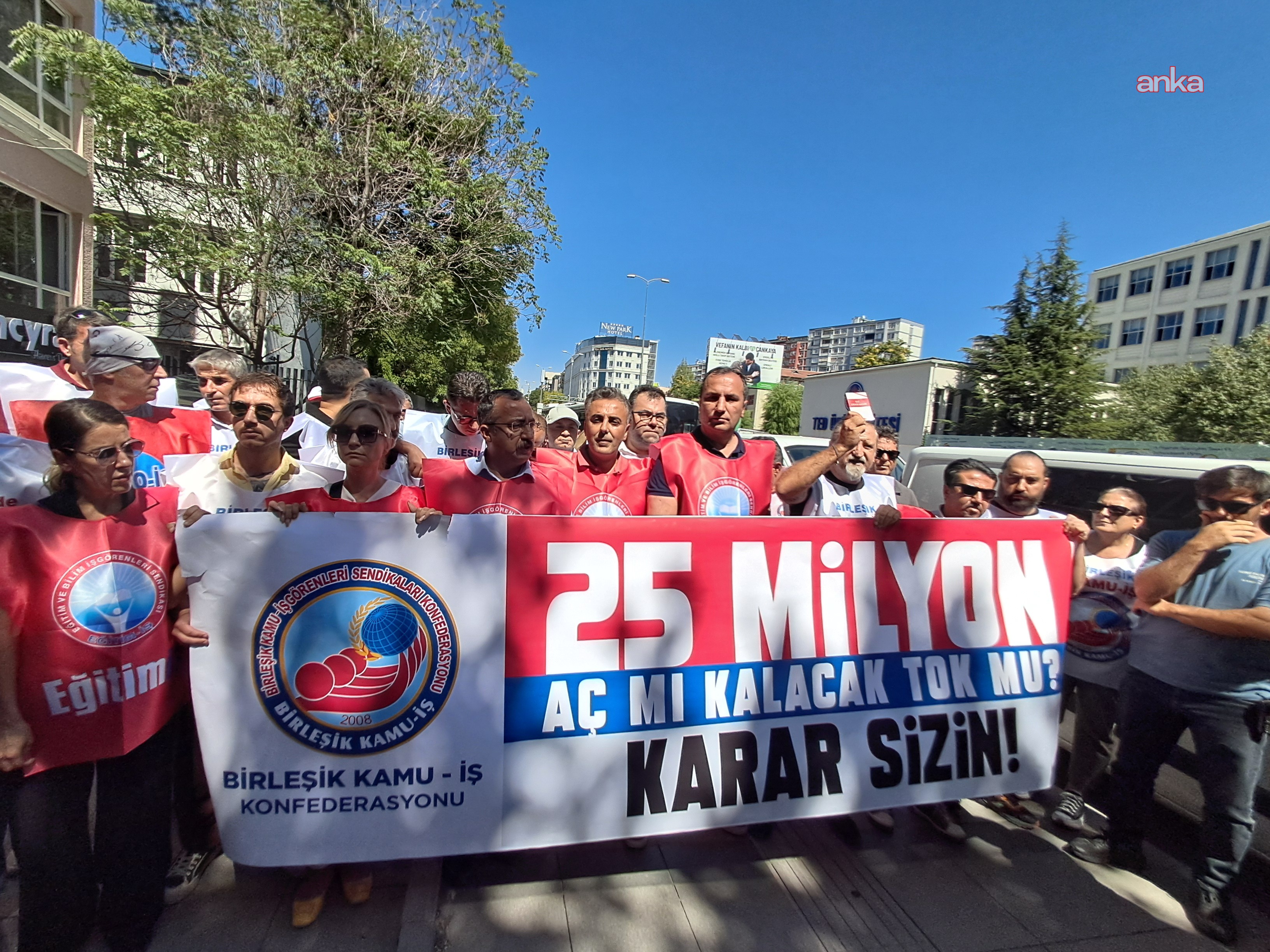Saray'a yürümek isteyen memurlar oturma eyleminde!