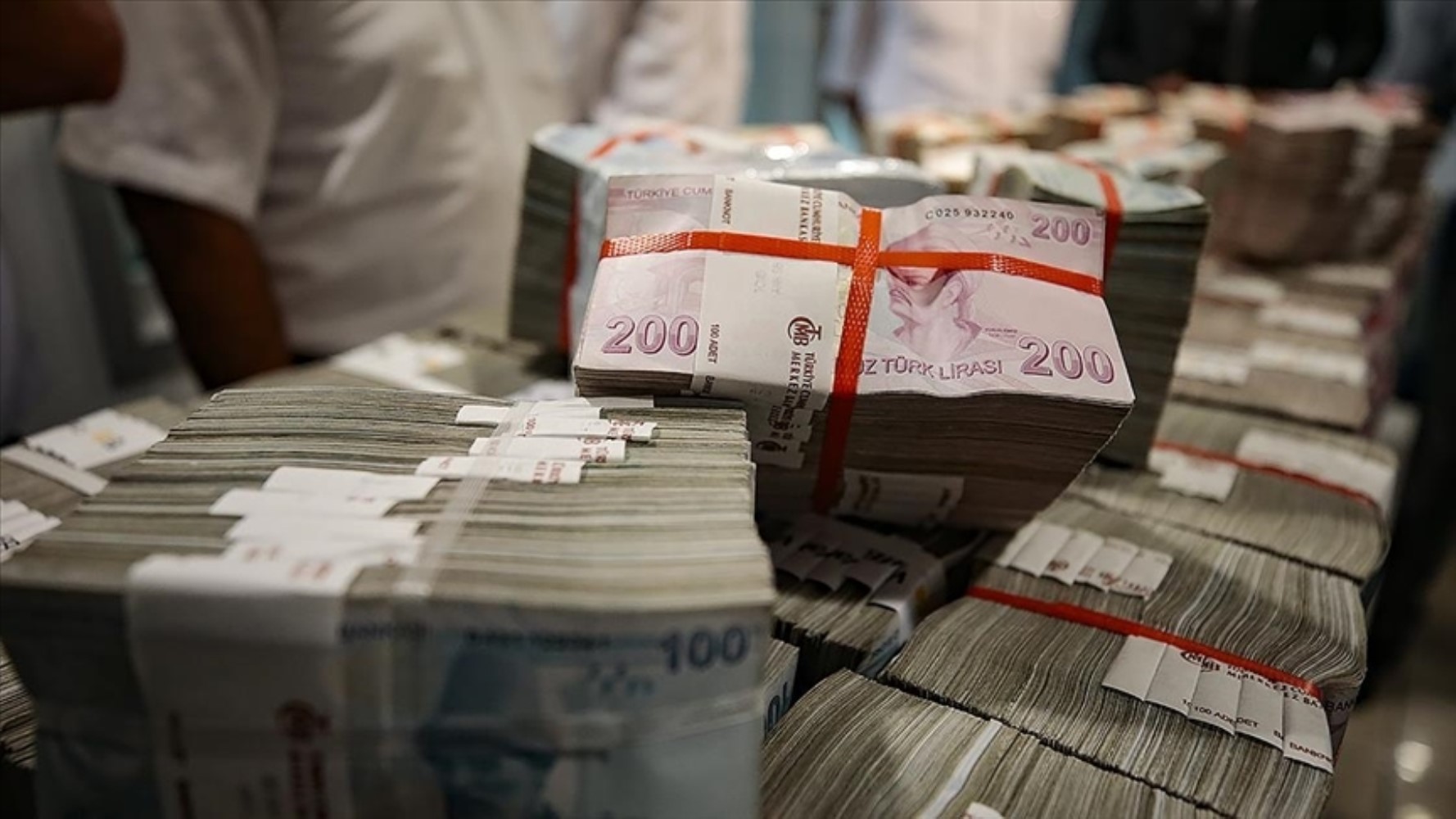 Kamu bankasında dayıdan yeğene milyarlık kredi!