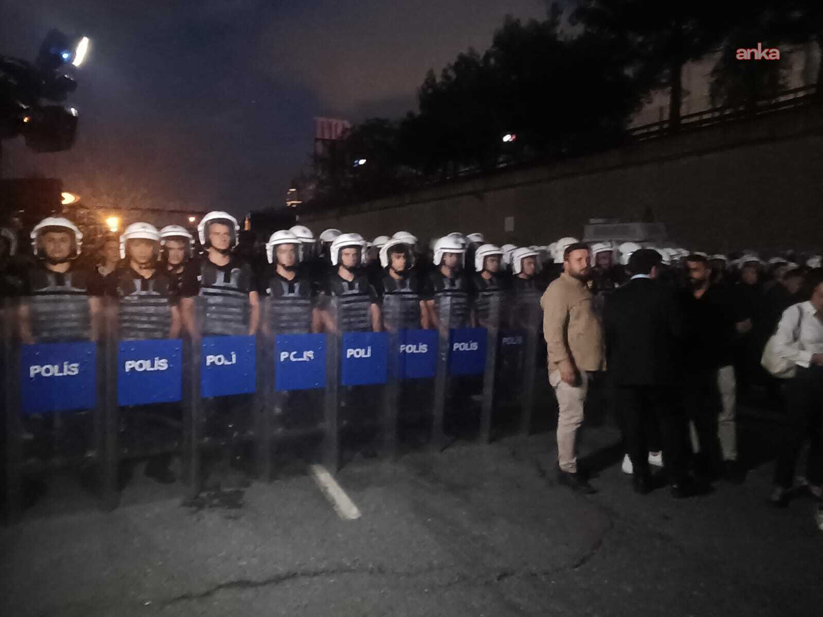 CHP İstanbul binası polis ablukasında! Polisle partililer arasında gerginlik!