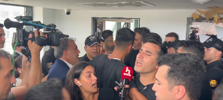 CHP İstanbul önündeki kayyım geriliminde gazeteciler de hedef oldu: "Durun ben gazeteciyim..."
