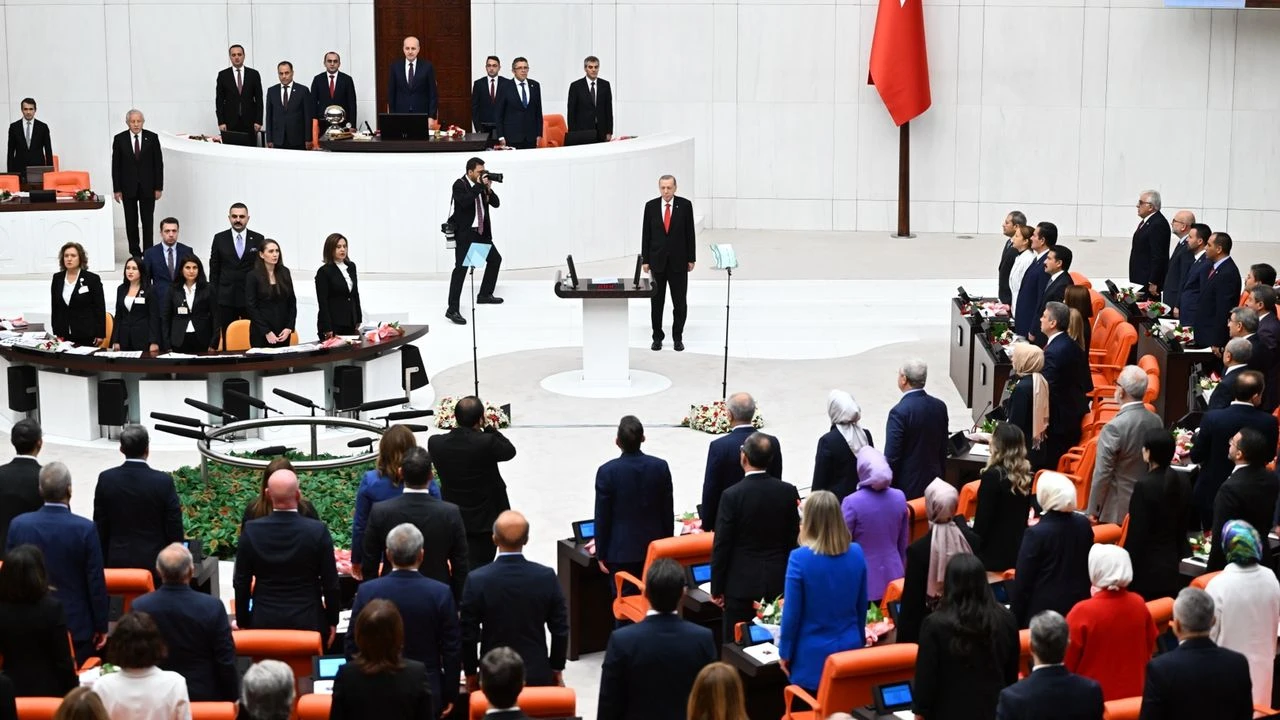 CHP, Meclis açılışında Erdoğan'a tavrını netleştirdi! Ayağa kalkacaklar mı? Deniz Yücel açıkladı...