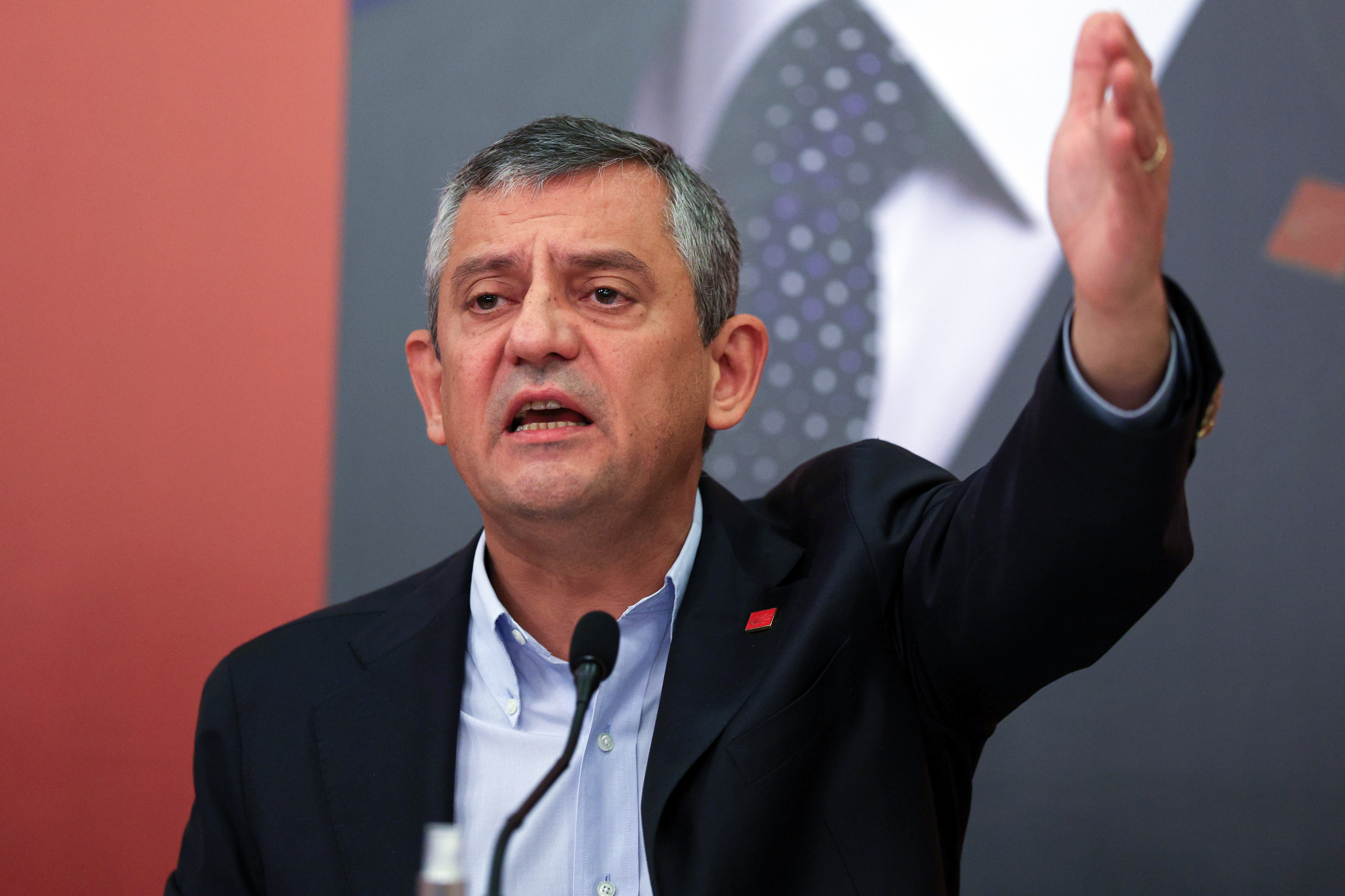 CHP Lideri Özel, Erdoğan'a meydan okudu: "Cesaretin varsa TRT kursun masayı..."