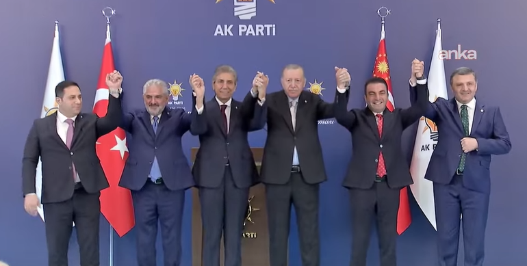 AKP 7 başkanı transfer etti! Belediye Başkanı CHP'den AKP'ye Erdoğan'ın elini öperek geçti!