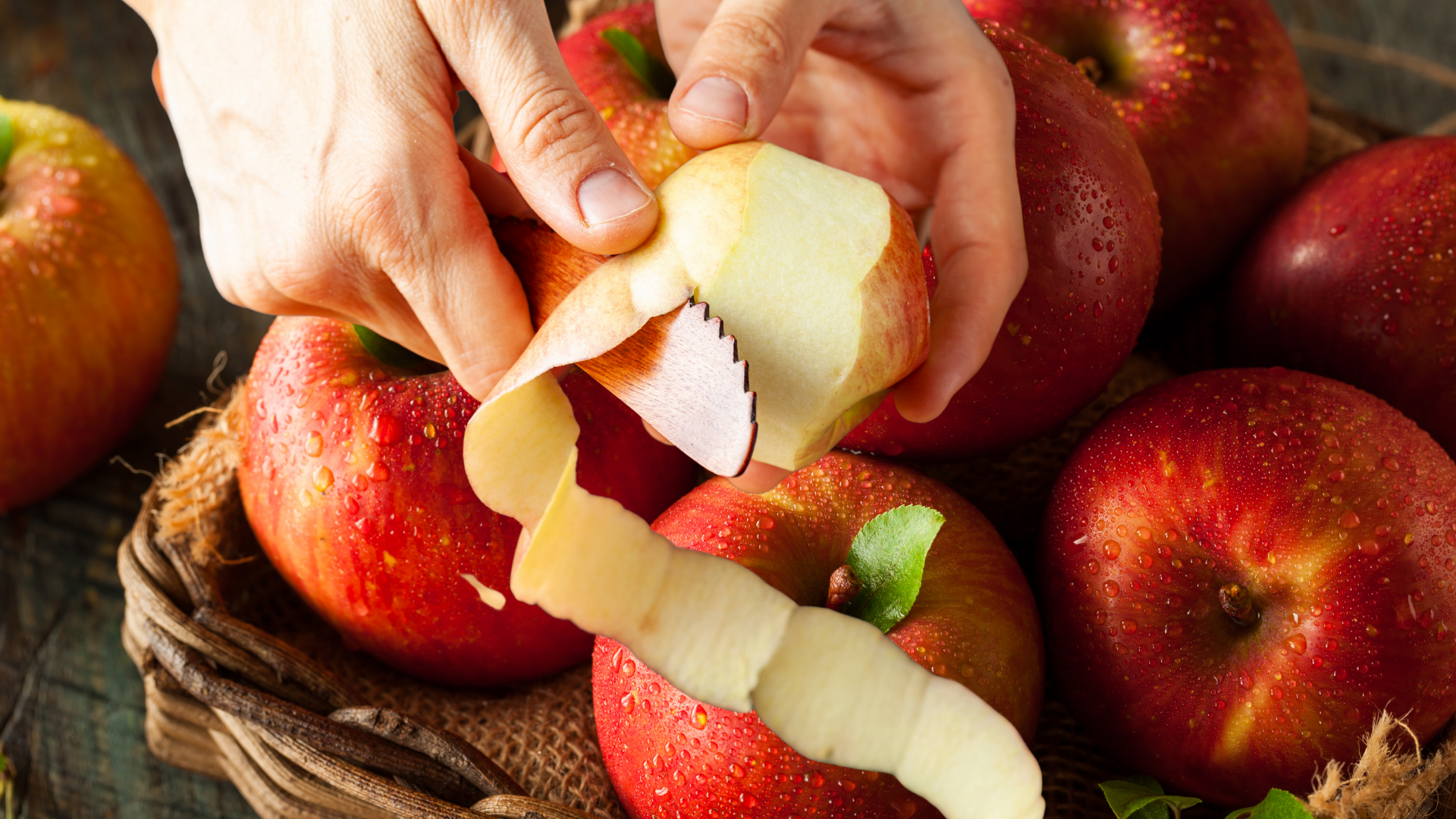 Elma kabuklarını yemek faydalı mı? Vitaminler gerçekten kabuğunda mı gizli?