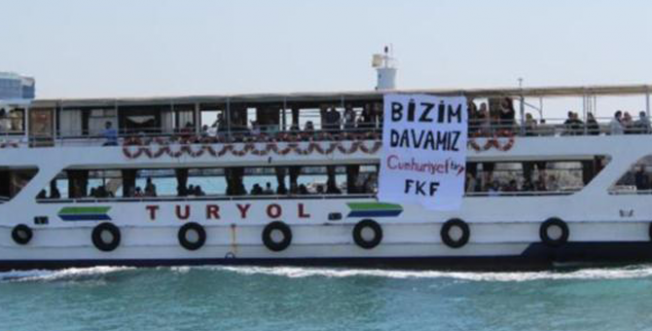 FKF'li öğrencilerden Cumhuriyet'e destek pankartı