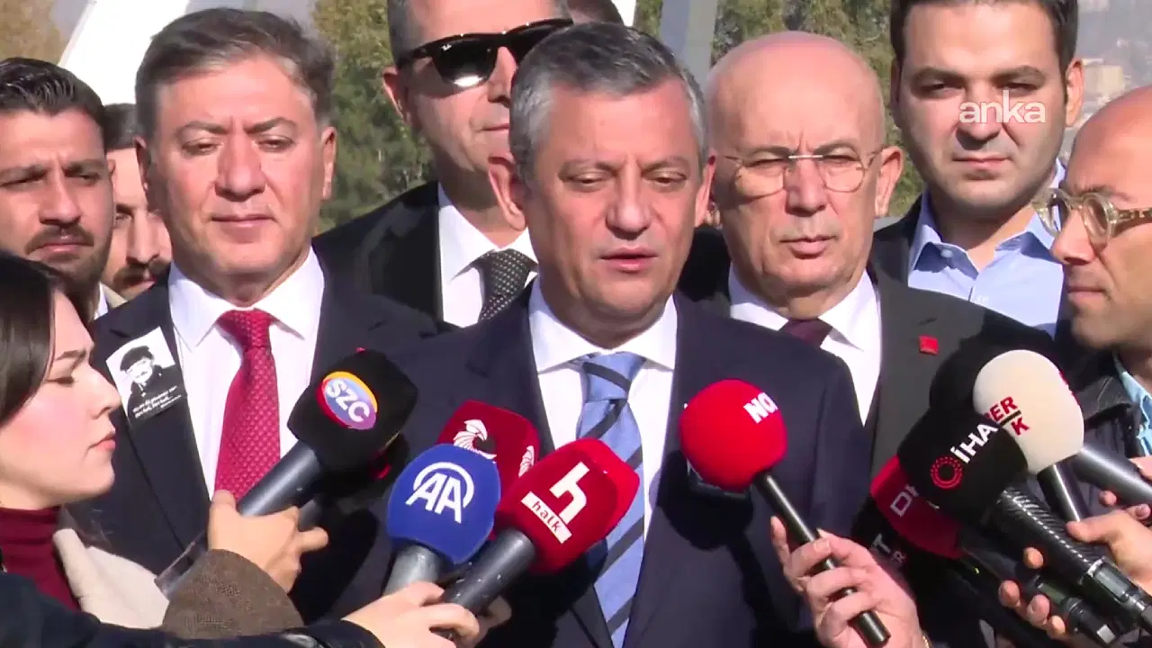 "Dilek İmamoğlu’nun diplomatik pasaportunu iptal etmişler" — Özgür Özel açıkladı