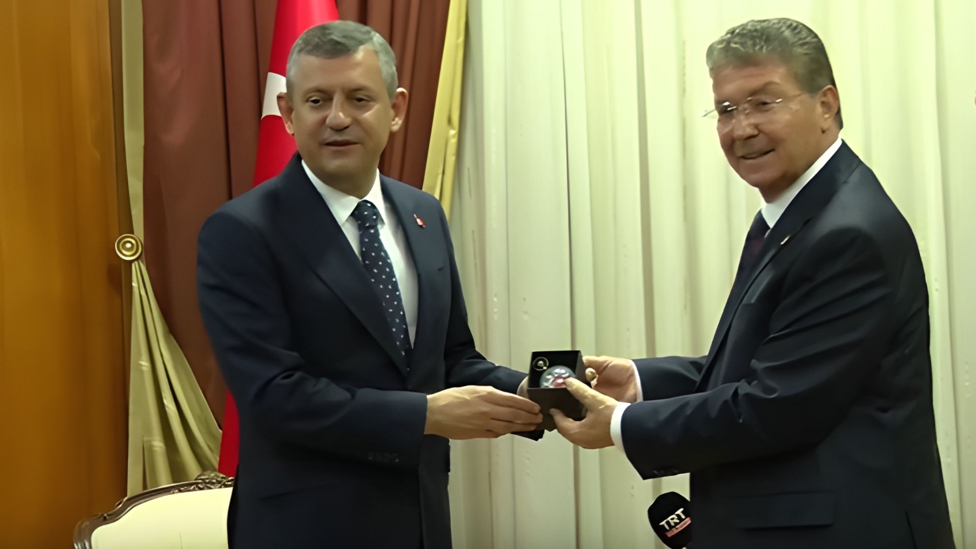 Özgür Özel'den, KKTC Başbakanı Ünal Üstel’e "Atatürk Saati" Jesti