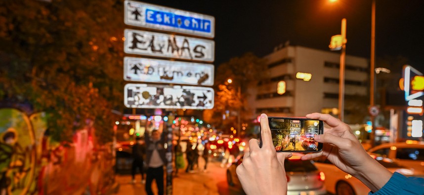 Ankara'da tabela alarmı: Gündem olan yerde 1 kişi bıçaklandı!  Ankara tabelası dikenli telle çevrildi!