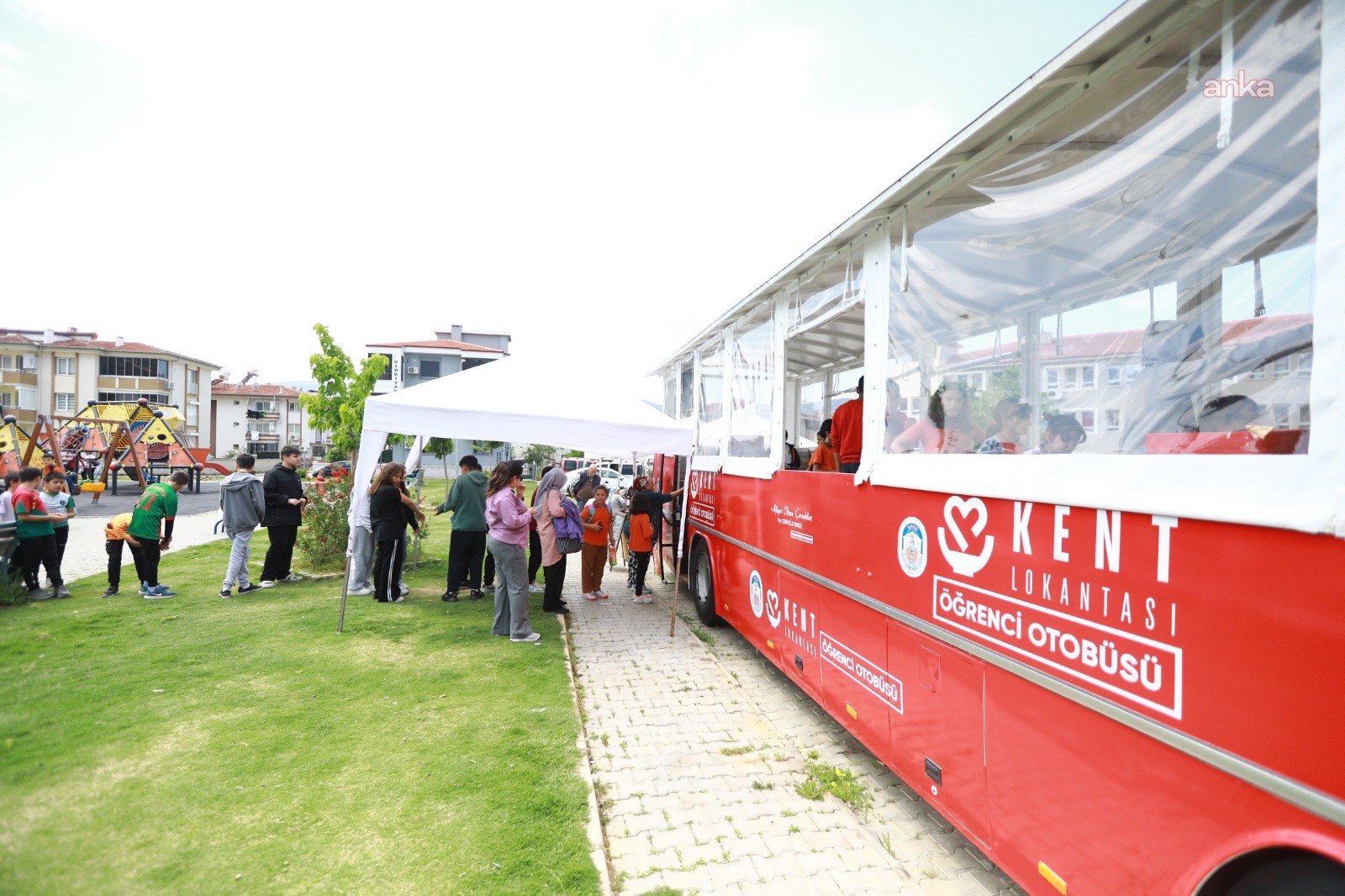 1 yıldır "Kent Lokantası Öğrenci Otobüsü" ile öğrenciler 10 TL'ye yemek yiyor