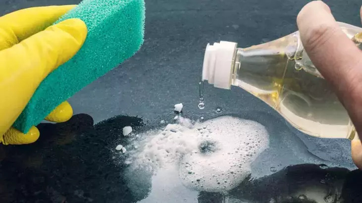 Ev Temizliğinde Devrim Gibi Yöntem: Sirke ve Deterjan Karışımı Altın Oranıyla Parlatıyor