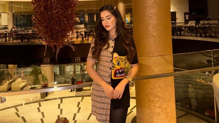 Dünya Güzellik Kraliçesi Serra Sultan Sayar Bu Kez Koleksiyoner Moda Zevki ile Gündemde!