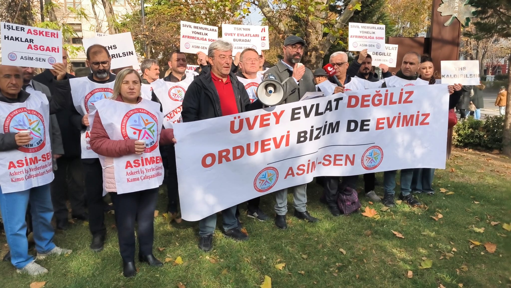 ASİM -SEN'liler eylemde: "Üvey evlat deği̇li̇z, Orduevi̇ bi̇zi̇m de evi̇mi̇z!"